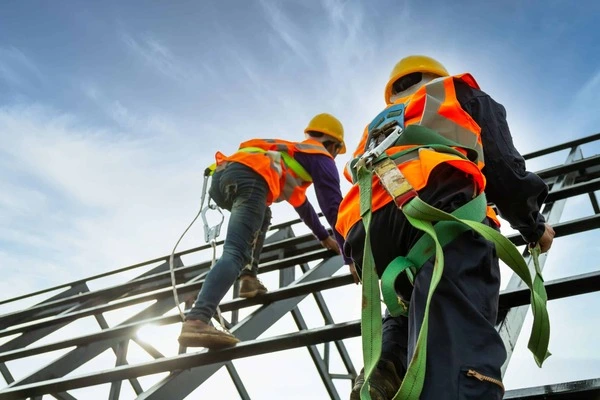 Empleados de la construccion trabajando