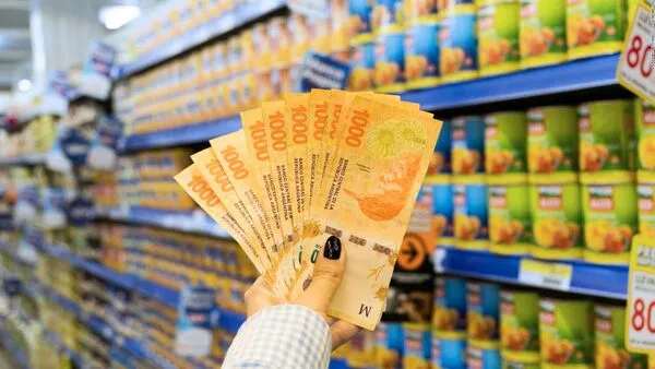 Foto billetes en un supermercado