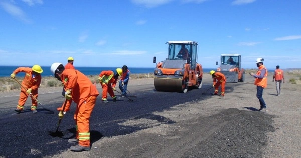 Trabajadores pavimentando rutas