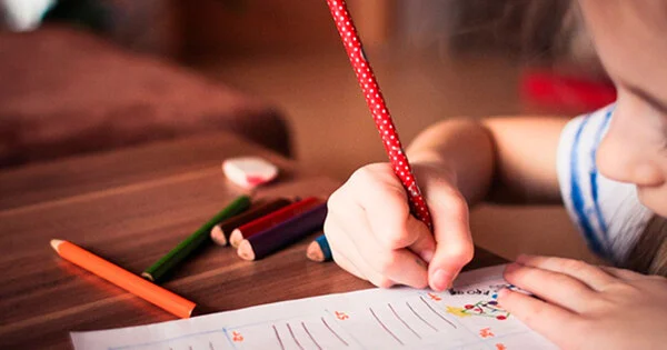 Niño estudiando